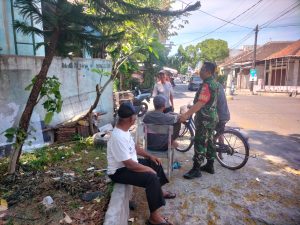 Tak Kenal Hari Libur, Babinsa Kemlayan Selalu Hadir & Jalin Komunikasi Dengan Warganya.