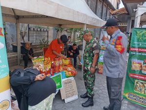 Peran Serta Babinsa Serengan, Bantu Pasar Sembako Murah
