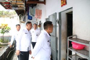 Bangun Pendekatan Persuasif, Kalapas Banyuwangi Sapa Warga Binaan