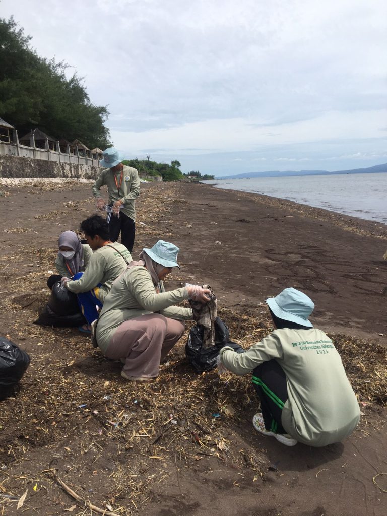 Mahasiswa Universitas Airlangga Lakukan Besih-Bersih Kawasan Wisata Pantai Blimbingsari Dengan Tema Aksi Peduli Biru