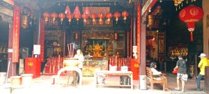 Warga Masyarakat Lakukan Besih-Bersih Klenteng Gang Lombok Semarang Persiapan Menyambut Datangnya Tahun Baru Imlek