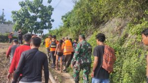 Babinsa Kemusu, Petugas Gabungan Dan Warga Melaksanakan Pencarian Dan Evakuasi Warga Yang Tenggelam