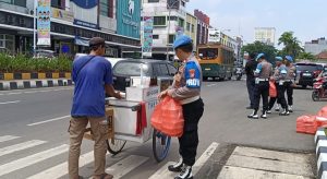 Personil Propam Membagikan Berkah Kepada Masyarakat di Hari Jum’at
