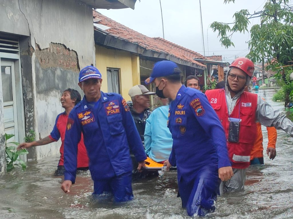 Gerak Cepat Ditpolairud Polda Jateng Tanggap Bencana Banjir di Pekalongan