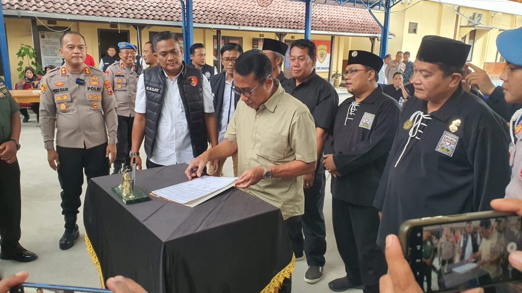 Jaga Keharmonisan Sesama Perguruan Silat di Sragen, Kapolres Gandeng 4 Tokoh Perguruan Silat, Teken Surat Kesepakatan Bersama