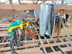 Satgas Pamtas Yonarmed 11 Kostrad Perkuat Kebersamaan, Bantu Pembangunan Rumah Warga di Perbatasan