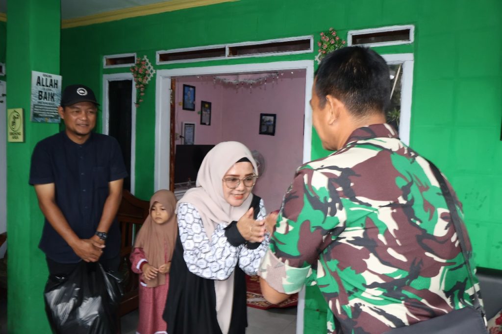 Komandan PMPP TNI Berikan Bantuan Bedah Rumah dan Beasiswa Untuk Keluarga Veteran Peacekeeper