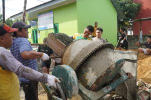 Semangat Gotong Royong, Satgas Pamtas Yonarmed 11 Kostrad Bersama Warga Dalam Pembangunan Ponpes Ibadurrahman di Perbatasan