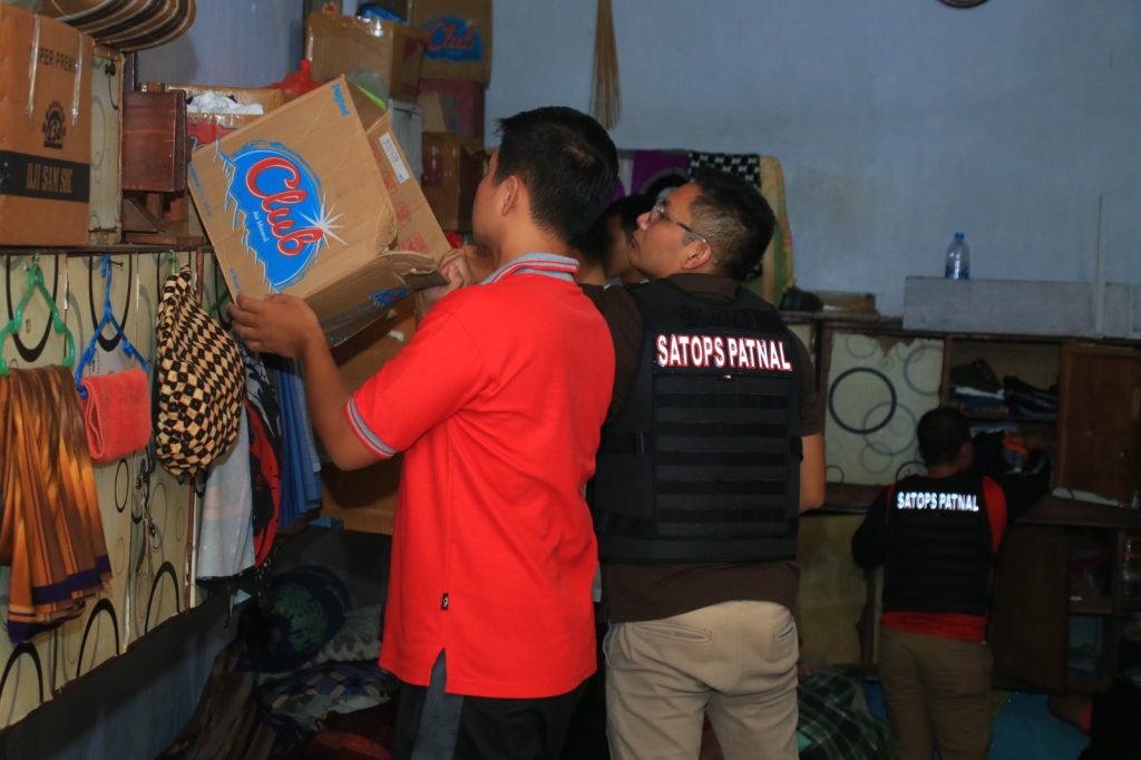 Tegaskan Komitmen Bersih dari Handphone dan Narkoba, Tim Satops Patnal Lapas Banyuwangi Geledah Kamar Hunian