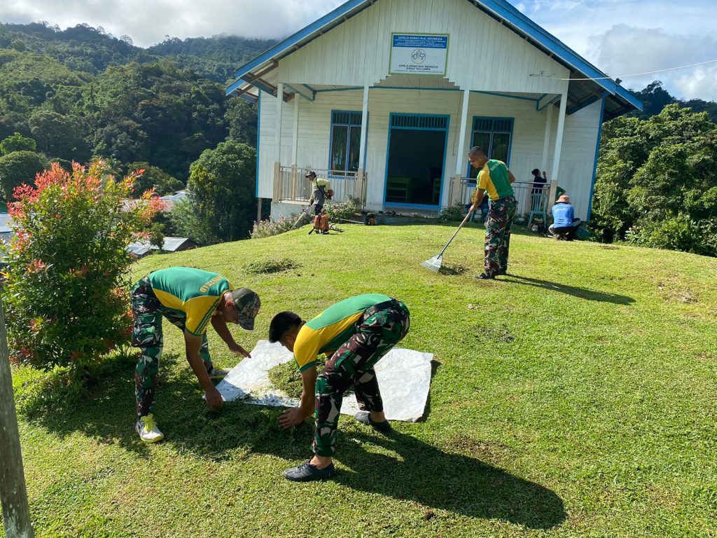 Tumbuhkan Kebersamaan di Perbatasan, Satgas Pamtas Yonarmed 11 Kostrad Laksanakan Karya Bakti di GKI St. Imanuel Tau Lumbis