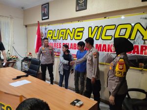 PEDAGANG ASONGAN NEKAT MASUK KAPAL, TERJADI SALING DORONG DENGAN PETUGAS