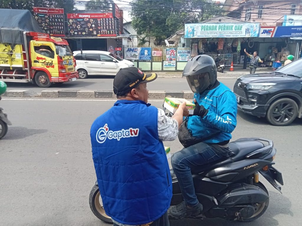 Takhenti Hentinya Berbagi Nasi kotak Jum’at Berkah Media GAKORPAN DAN GAPTA