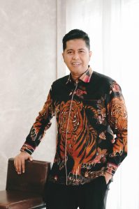 BUNTUT NAIK MEJA DIPERSIDANGAN, FIRDAUS OIWOBO DIPECAT DARI KAI