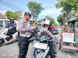 Satlantas Polres Sampang Bagikan Brosur Tertib Berlalu Lintas Kepada Pengguna Jalan