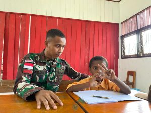 Ajarkan Cara Berhitung Dengan Penuh Kegembiraan, Satgas Yonif 131/BRS Belajar Bersama Murid-Murid Di SD Kampung Mosso, Perbatasan Papua