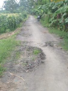 Kegiatan pekerjaan proyek Laphensheet jalan poros Desa Sutamaja hancur parah