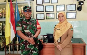 Babinsa Kratonan Berikan Piagam Penghargaan dan Hadiah Lomba Kebersihan Kelas