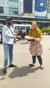 Berbagi Nasi Kotak Jum’at Berkah Di Depan Polres Tangerang Kota