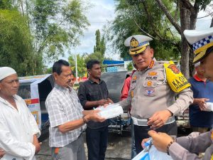 Dir-Lantas Polda Aceh, Pimpin Pembagian Ratusan Nasi Kotak Dan Brosur Dalam Rangka Operasi Keselamatan Seulawah
