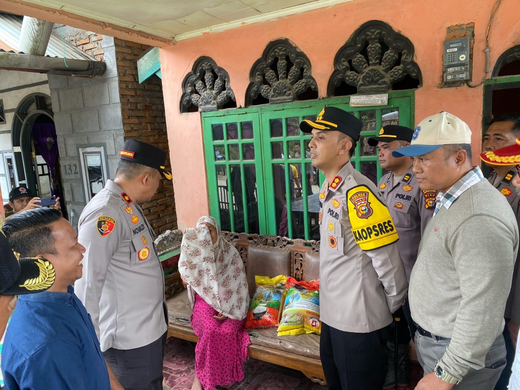 Kapolres Kuansing Tinjau Jalan Putus di Inuman dan Salurkan Bantuan untuk Warga Terdampak Longsor