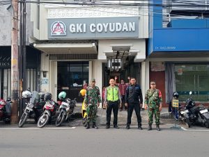 Babinsa Jayengan dan Piket Koramil 03 Serengan, Amankan Ibadah Minggu