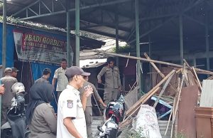 Gabungan Satpol PP Kabupaten Lebak Tertibkan Pasar Buah Setelah Mendapatkan Laporan dari Ketua Ormas LMP Yang Sah