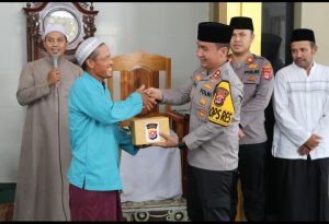 Berikan Santunan Anak Yatim, Giat Jumling Kapolres Lebak di Masjid Al Hidayah Desa Sangiang Kecamatan Maja