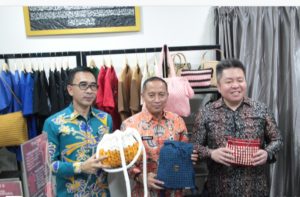 ADA PRODUK KARYA WARGA BINAAN DI PASAR BARU BANDUNG! SESDITJENPAS RESMIKAN TOKO POJOK HASIL KARYA WBP