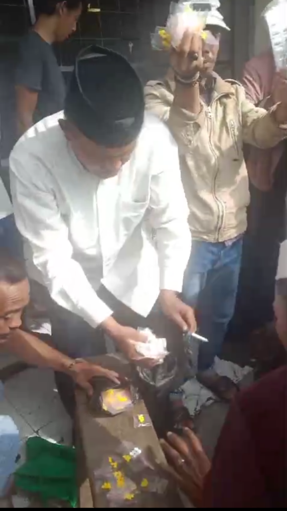 Warga Kabupaten Bekasi Grebek Toko Penjual Tramadol Dan Eximer di Karangbahagia