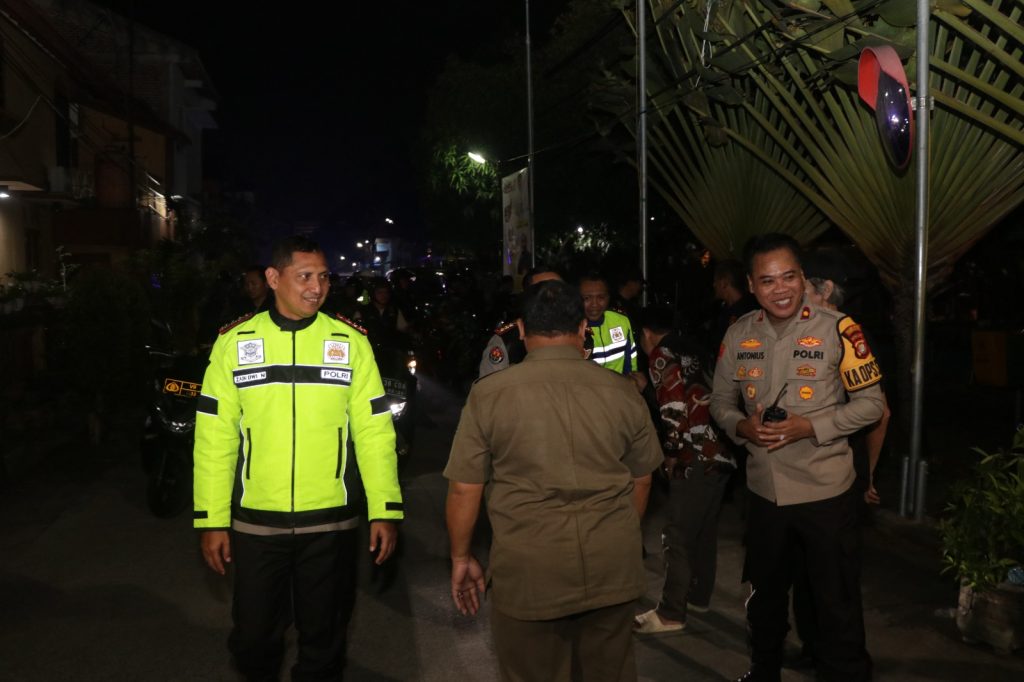 Satpol PP Segel Usaha Karaoke di Selapajang Cisoka karena Tak Patuh Aturan