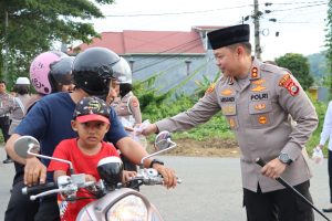 Kapolres Luwu Turun Langsung Bagikan Takjil, Ajak Pengendara Utamakan Keselamatan