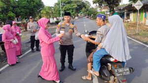 Polresta Banyuwangi Polsek Tegaldlimo dan Bhayangkari Ranting Bagikan Ratusan Porsi Takjil untuk Masyarakat