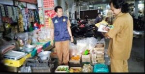 Diskopdagperin Kuningan Melakukan Pengawasan Terhadap Produk Minyak Kita.