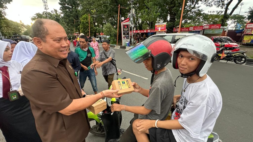 PN Makassar Selipkan Pesan Antikorupsi di Menu Takjil Gratis