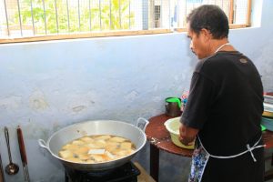 Gorengan Jadi Jalan Pembinaan, Warga Binaan Lapas Banyuwangi Produksi UMKM di Balik Jeruji