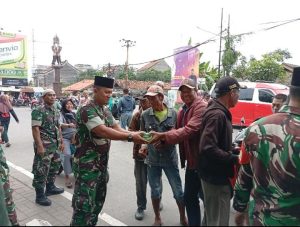 Koramil 09/Mauk Bagikan Ratusan Takjil Gratis ke Pengguna Jalan