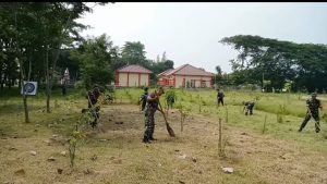 Babinsa Pimpin Kerja Bakti Pembersihan Hutan Kota, Lestarikan Lingkungan dan Jalin Keakraban