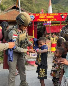 Satgas Ops Damai Cartenz 2025, Berbagi Kasih, Bagikan Pakaian Untuk Anak-Anak, Di Puncak Jaya