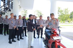 Tindak Pidana Premanisme Pemerasan dan Pembakaran, Kapolres Pohuwato Serahkan Bantuan Sepeda Motor Pada Korban