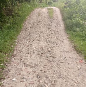 Warga Desa balung Keluhkan Jalan Rusak Parah