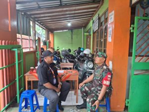 Jaga Pertahanan Wilayah dari Ancaman Tak Kasat Mata: Perjuangan Sunyi Babinsa Danukusuman Bersama Security SMP Muhammadiyah 8