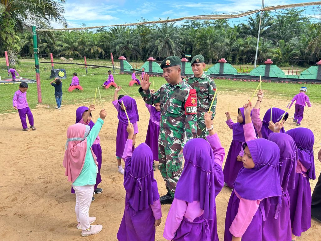 Di Perbatasan, Satgas Pamtas Yonarmed 11 Kostrad Beri Edukasi ke Anak-Anak PAUD Tentang Profesi TNI
