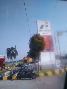 Dugaan Kuat Penimbunan Pertalite oleh Pengendara Motor Thunder Resahkan Warga Sidoarjo sedang bekerja, Oknum SPBU 54.612.41 Terlibat