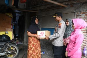 Memperingati Hari Bhayangkara Ke-79, Polda Jateng Bagikan Bansos Kepada Warga Tambakrejo