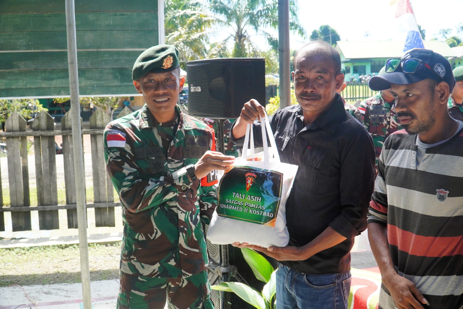 Sambut HUT Ke-69, Satgas Pamtas Yonarmed 11 Kostrad Tebar Kepedulian di Perbatasan