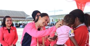 Ketua Umum Bhayangkari Salurkan Bantuan Sosial Di Sorong, Papua Barat Daya.