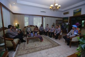 Anjangsana HUT Bhayangkara Ke-79, Polri Kunjungi Mantan Kapolri Jenderal (Purn) Roesdihardjo.