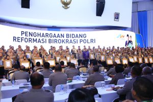 Kapolri : Berikan Penghargaan Pembangunan Zona Integritas “WBK” Kepada Divisi Humas Polri.