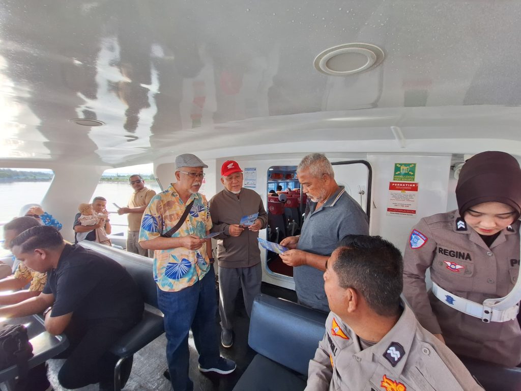 Polisi : Sosialisasi Tertib Berlalu-Lintas, Kepada Penumpang Kapal Express Bahari Sabang.