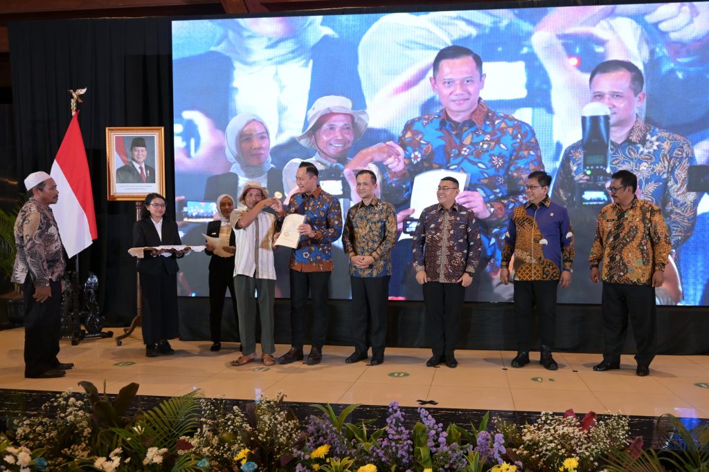 Penyerahan SHM Kepada Transmigran, Wamen Viva Yoga : Akan Kita Lakukan Secara Massif Dan Tuntas